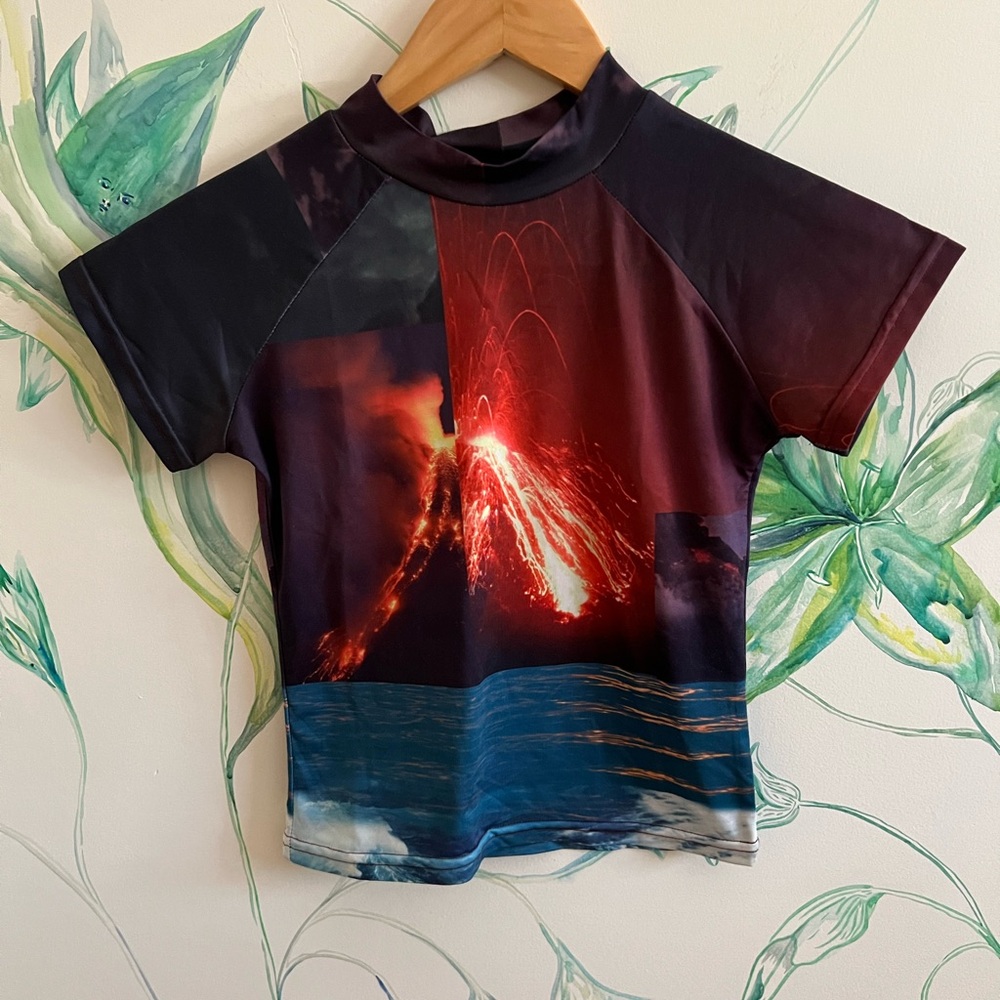 Hot Lava women’s Short Sleeve Shirt - Volcano Print, Black/Blue